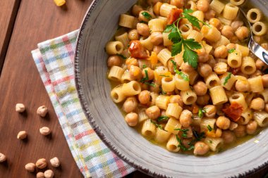 Bir tabak geleneksel makarna ve nohut çorbası, İtalyan mutfağı.