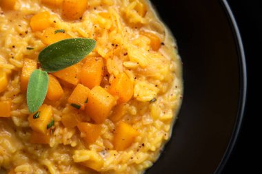 Bir tabak lezzetli risotto, kabak kremalı, İtalyan yemeği.