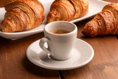 Bir fincan İtalyan espresso ve briç.