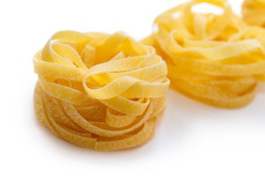 Tagliatelle, beyaz arka planda izole edilmiş tipik İtalyan yumurtalı makarna.