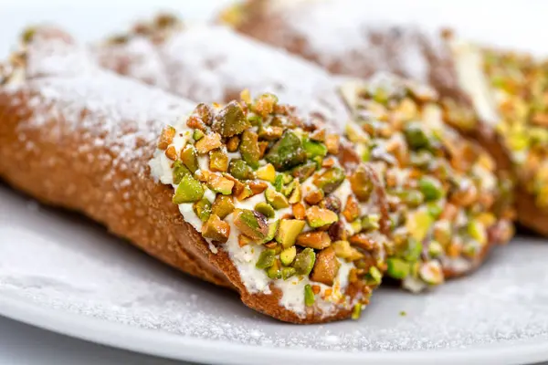 Geleneksel Sicilya Cannoli 'si. İçi ricotta ve şam fıstığı dolu. İtalyan tatlısı.