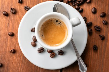 Bir fincan Napolitan espresso, kızarmış kahve çekirdekleri, klasik İtalyan içeceği, Avrupa kahvaltısı.