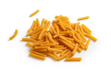 Sedanini, tipik bir İtalyan makarnası şekli, beyaz arka planda izole edilmiş, Avrupa yemekleri.