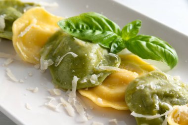 Ricotta ve ıspanakla dolu lezzetli ravioli, İtalyan makarnası, Avrupa mutfağı.
