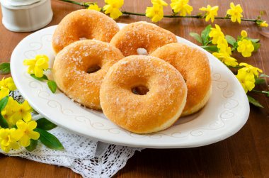 Bir tepsi lezzetli sardalyalı fritti, geleneksel bir tatlı.