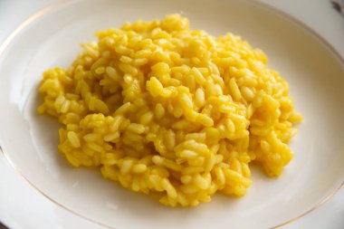 Lezzetli tipik safran risotto tabağı, Kuzey İtalyan yemeği.