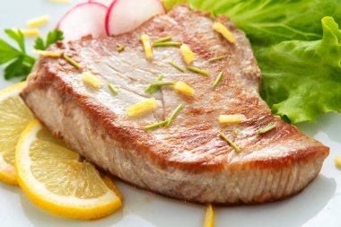 Taze sebzeli ızgara ton balığı filetosu.