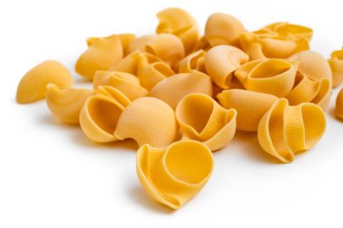 Beyaz arka planda pişirilmemiş orkestra, geleneksel İtalyan makarnası, Avrupa yemekleri