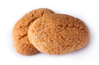 Beyaz zemin üzerinde izole edilmiş zencefil ve badem bisküvileri yakın plan