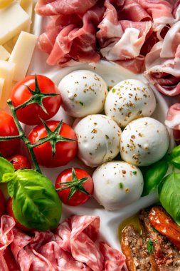 Mozarella, marul ve taze domatesli lezzetli vejetaryen salatasının en üst görüntüsü.