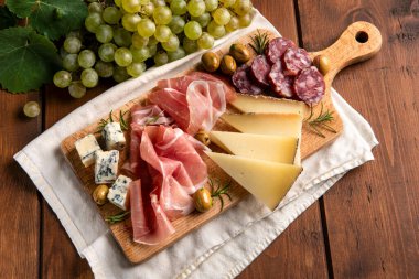 Lezzetli peynir, salam ve taze meyve, İtalyan gastronomisi, Avrupa yemekleri