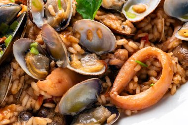 Lezzetli tipik İtalyan risotto alla pescatora, deniz ürünleri pilavı tarifi, Avrupa mutfağı