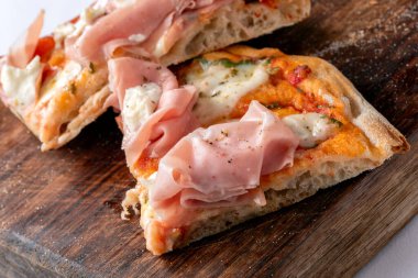 Mortadella ve buffalo mozzarella ile nefis bir pinsa, İtalyan yemeği.