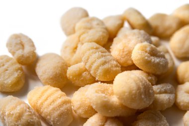 Beyaz arka planda izole edilmiş leziz taze patates gnocchi, İtalyan yemeği.