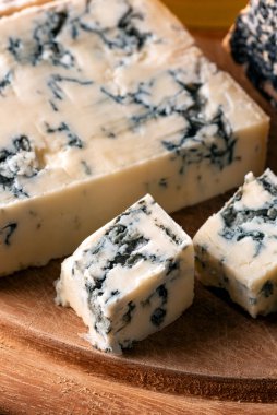 Tahtadaki mavi peynir. Arka plan görünümünü kapat. 