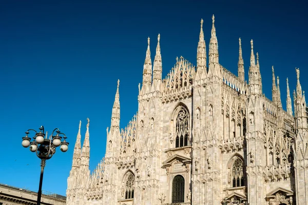 Metropolitan Katedrali Bazilikası 'nın ön cephesi Saint Mary, Milan, İtalya