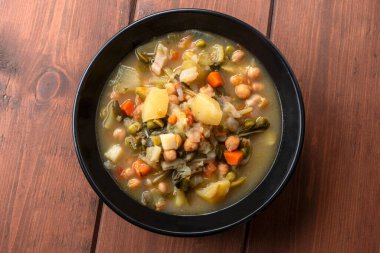 Lezzetli sebzelerin yakın plan çekimi ve kase içinde nohut.