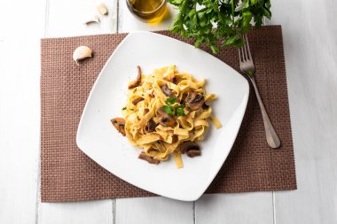 Yakından mantarlı ve maydanozlu makarna. 