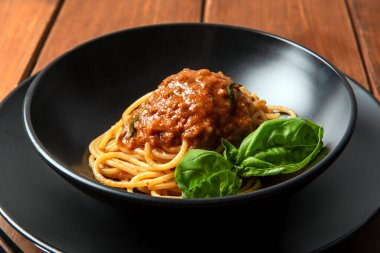 Domates soslu ve fesleğenli lezzetli spagetti.