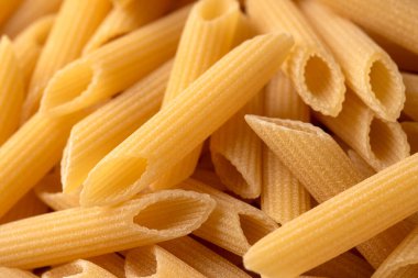 Yakın çekim çiğ makarna yığını.