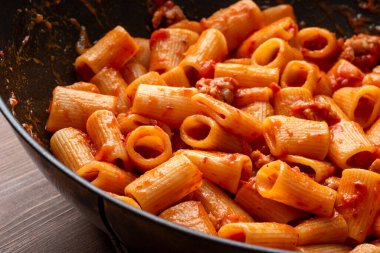 Domates soslu leziz makarnanın yakın plan çekimi.