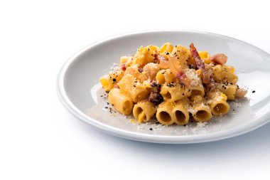 Lezzetli bir tabak Carbonara makarna. Yumurta soslu, guanciale ve pecorino soslu geleneksel Roma makarnası tarifi. İtalyan yemeği.