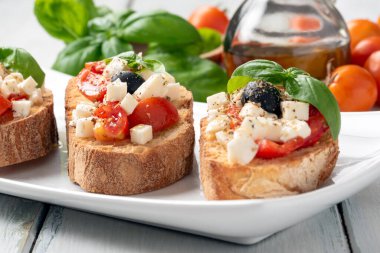 Lezzetli domates bruschetalar masada, yakın plan.