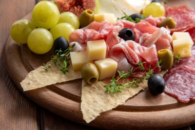 Lezzetli İtalyan yemekleri tabağı: salam, pecorino, prosciutto crudo ve gorgonzola, Avrupa gastronomisi