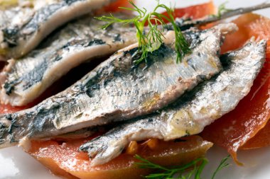 Domates, soğan, İtalyan mutfağı ve Akdeniz yemekleriyle marine edilmiş leziz sardalyalar.