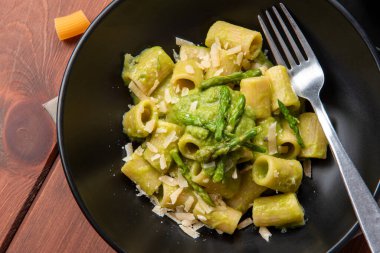 Bir tabak lezzetli makarna, yabani kuşkonmaz sosu, İtalyan makarnası, Akdeniz yemeği.