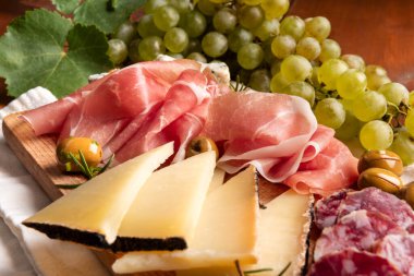 Nefis pecorino, salam, prosciutto crudo ve taze üzüm, italyan gastronomisi