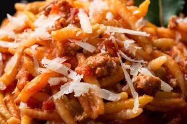 Bir tabak et soslu Malloreddus, pekorino, sardunya makarnası, İtalyan yemeği.