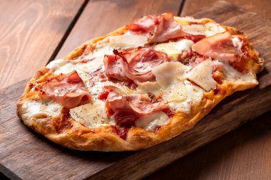 Prosciutto ve grana peynirli taneli nefis Roma pinsası, İtalyan yemeği.