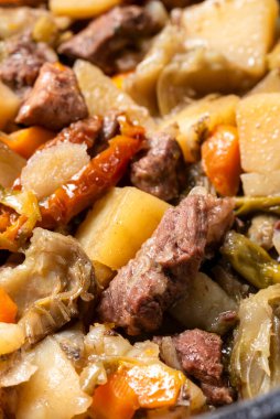 Domuz güveci, enginar ve patates.