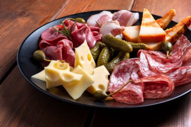 Nefis pekorino, salatalık turşusu, salam ve bresaola.