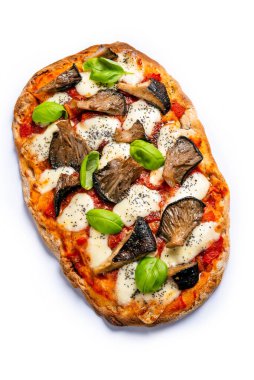 Mozarella, domates sosu ve mantarlı nefis vejetaryen pinsa, beyaz arka planda izole edilmiş İtalyan yemeği.