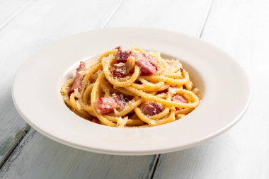 Beyaz tabakta Carbonara soslu lezzetli makarna.