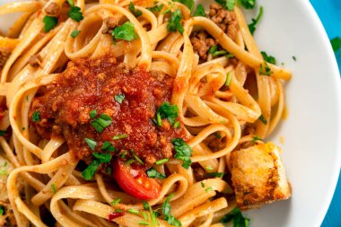 Domates soslu makarnanın yakın plan çekimi.