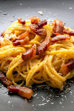 Bir tabak lezzetli makarna alla carbonara, yumurta soslu geleneksel bir makarna tarifi, guanciale, pecorino ve karabiber, Avrupa yemekleri