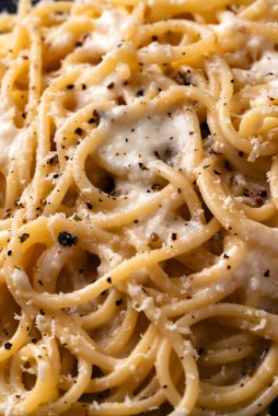 Lezzetli bir tabak tipik spagetti kakio ve biber, Roma usulü biber ve peynir soslu makarna, İtalyan yemeği.