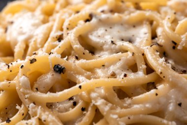 Lezzetli bir tabak tipik spagetti kakio ve biber, Roma usulü biber ve peynir soslu makarna, İtalyan yemeği.