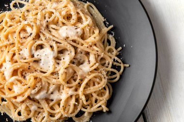 Lezzetli bir tabak tipik spagetti kakio ve biber, Roma usulü biber ve peynir soslu makarna, İtalyan yemeği.