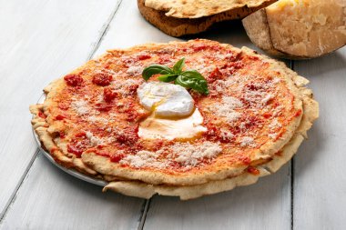 Pane frattau, geleneksel Sardunya tarifi koyun suyuna batırılmış ve üstüne domates sosu, pekorino ve haşlanmış yumurta, İtalyan yemeği.