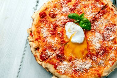 Pane frattau, geleneksel Sardunya tarifi koyun suyuna batırılmış ve üstüne domates sosu, pekorino ve haşlanmış yumurta, İtalyan yemeği.