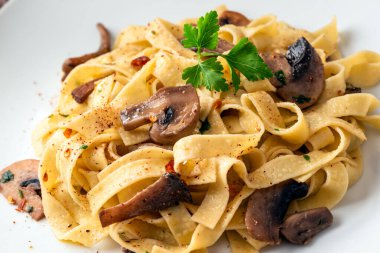 Mantarlı, İtalyan makarnalı, vejetaryen yemekli leziz tagliatelle.