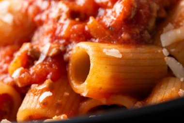 Lezzetli bolonez soslu makarna ve İtalyan makarnası.