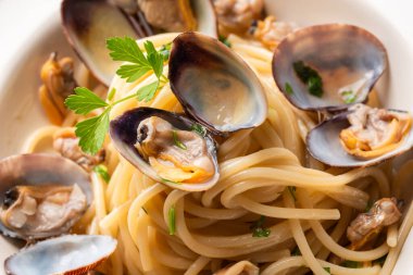 Lezzetli spagetti tabağı midye, midye ve bottarga, İtalyan yemeği.