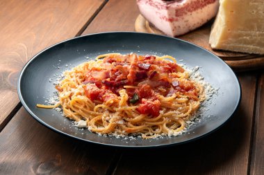 Lezzetli spagetti amatriciana, geleneksel domates soslu makarna tarifi, guanciale ve pecorino Roma mutfağı, İtalyan yemeği. 