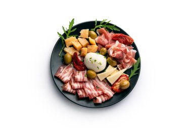 Lezzetli tipik peynir ve salam tabağı, İtalyan mezeleri, Avrupa yemekleri.