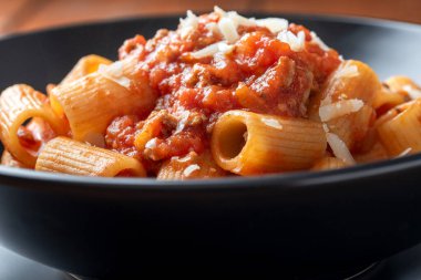 Lezzetli bolonez soslu makarna ve İtalyan makarnası.